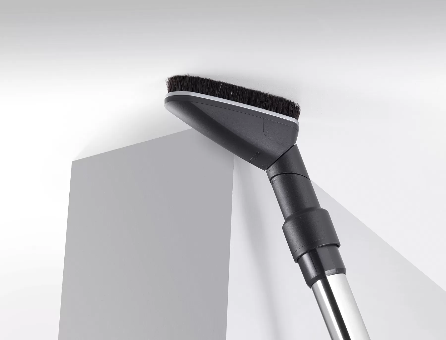 flexibly_adjustable_universal_brush_with_natural_bristles_4.webp Miele Accessories<Flexibly Adjustable Universal Brush With Natural Bristles