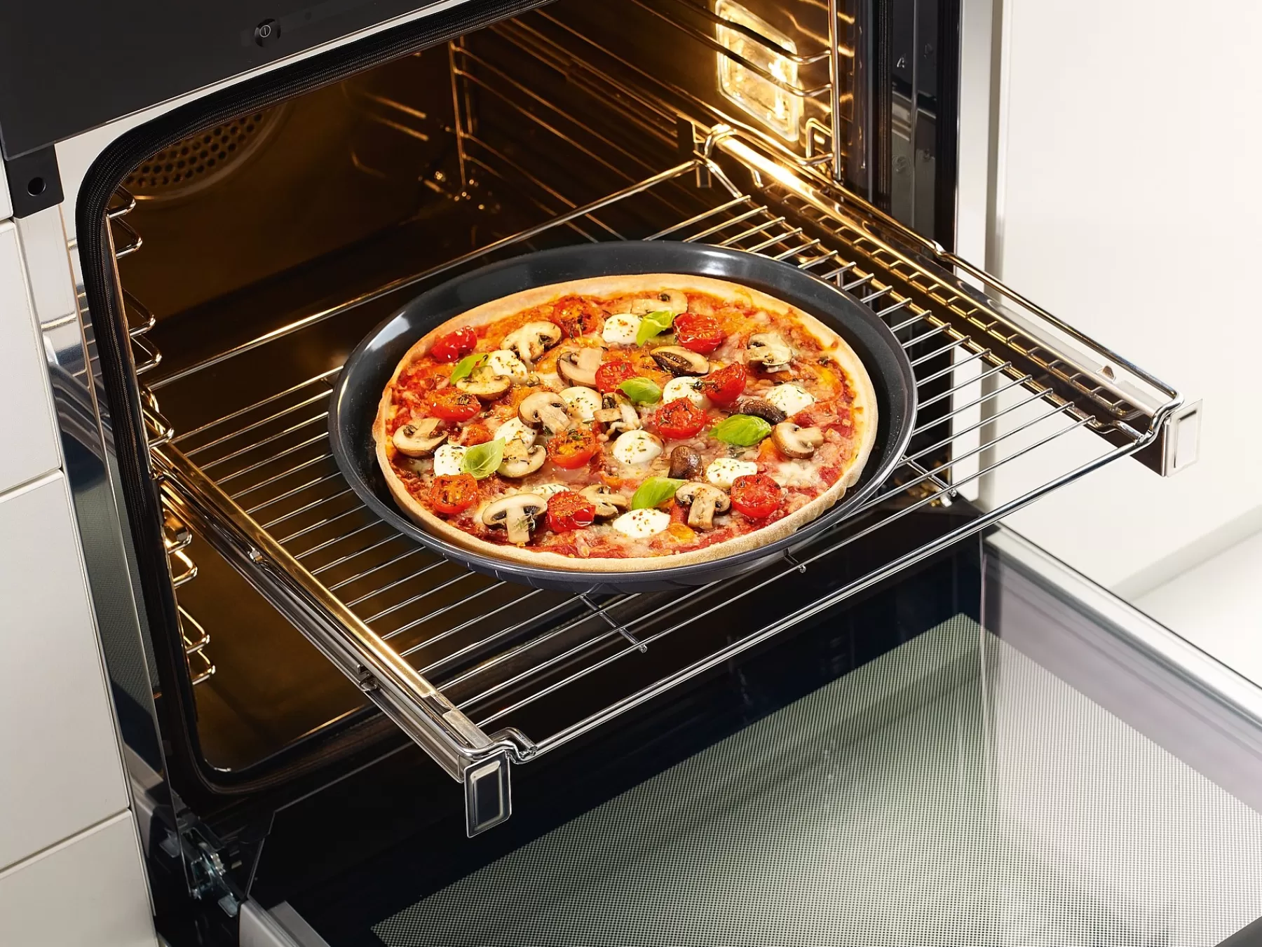 round_baking_tray_4.webp Miele Kitchen Accessories<Round Baking Tray